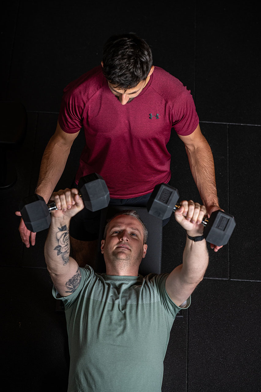 Ondersteuning bij de dumbbell press | 1-op-1 training
